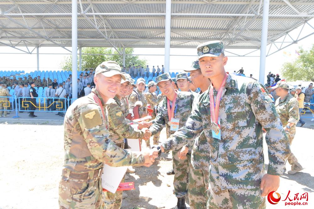 �����Ա���й������ӱ�ʾף�ء�