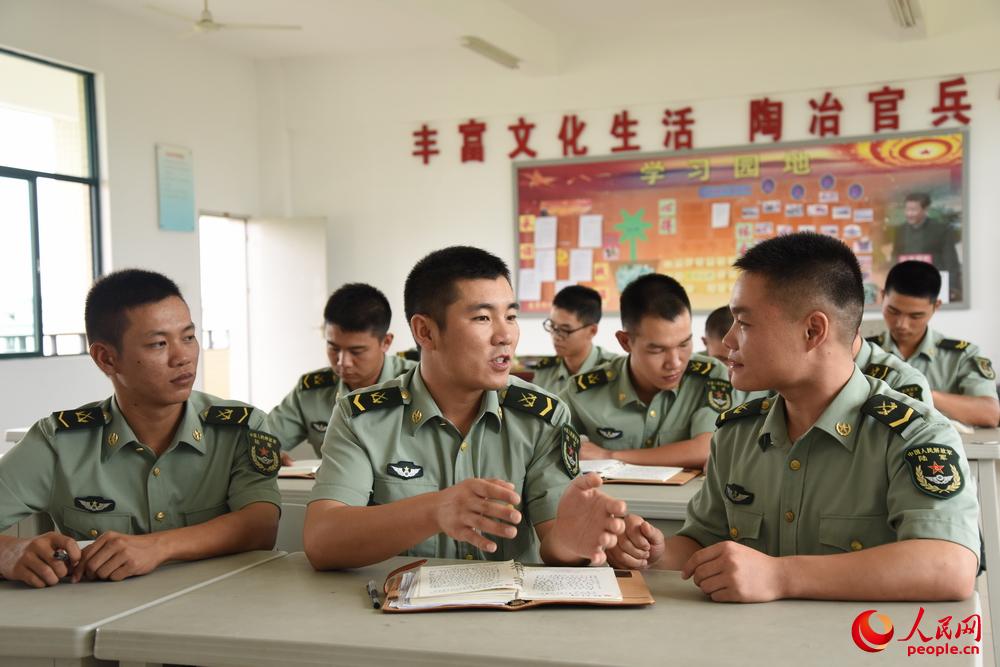 在主題教育活動中，王銳（一排左二）為戰友分享心得體會。於逢源 攝