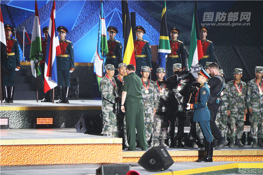 俄聯邦武裝力量總參謀長兼國防部第一副部長格拉西莫夫為中國代表隊頒獎。朱亞 攝