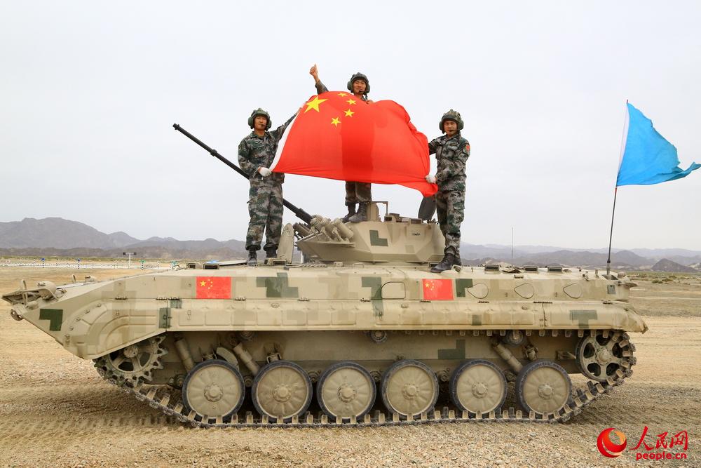 8月12日，“蘇沃洛夫突擊”步戰車組接力賽，中國車組奪得冠軍后，在戰車上展開國旗。
