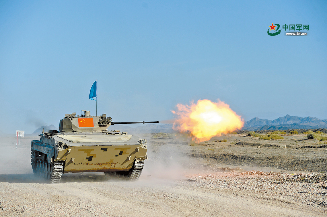 我軍步戰車在“蘇沃洛夫突擊”比賽中對靶標進行側射。