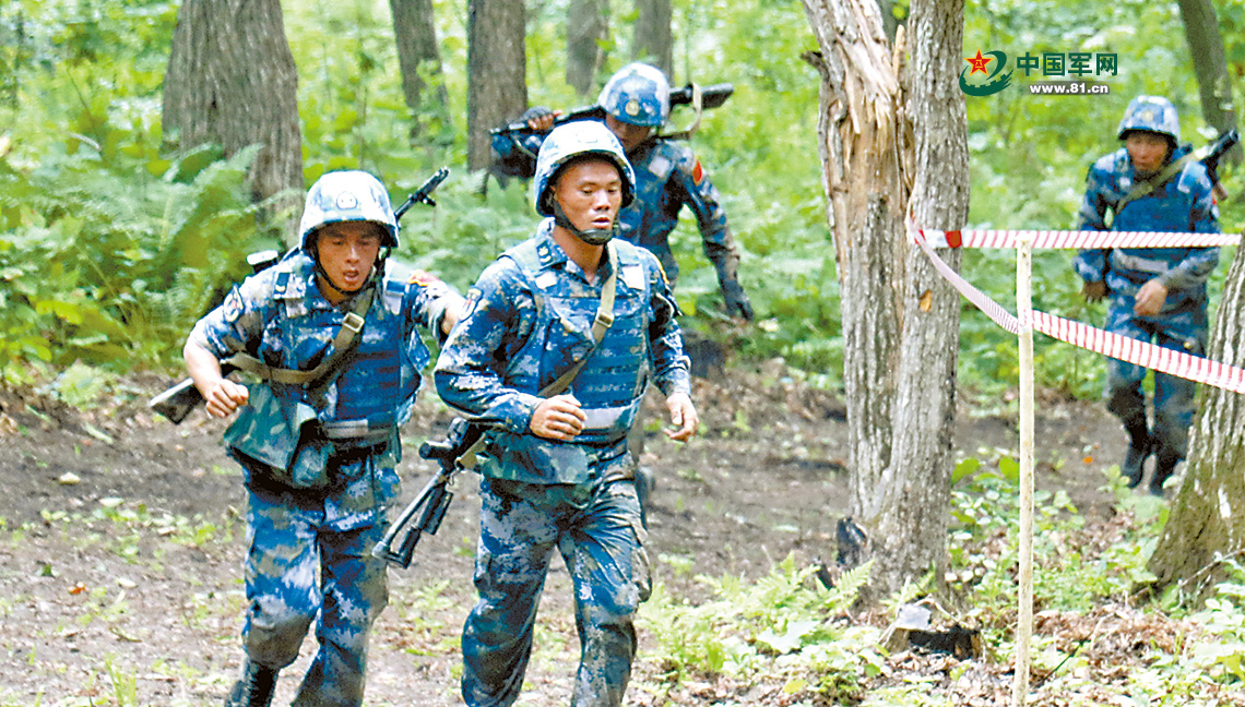 海軍陸戰隊官兵在“海上登陸”比賽中參加叢林奔襲。