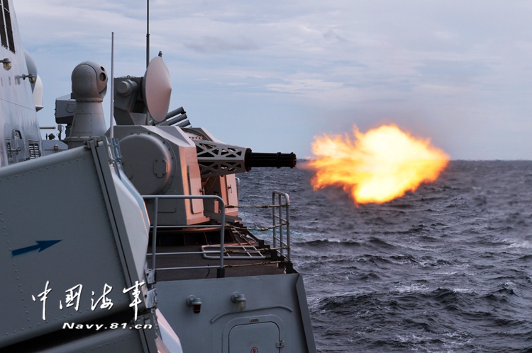 邯鄲艦副炮對海射擊。張海龍 攝