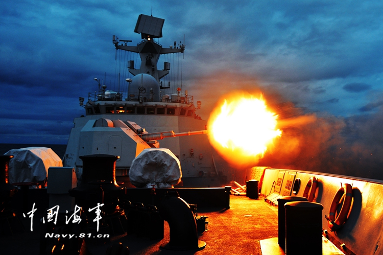 邯鄲艦主炮夜間對海射擊。張海龍 攝