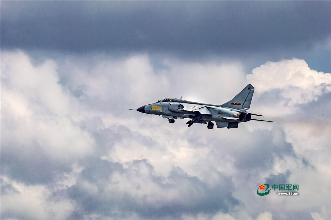 “飛豹”戰機飛向作戰空域。孫振東攝影