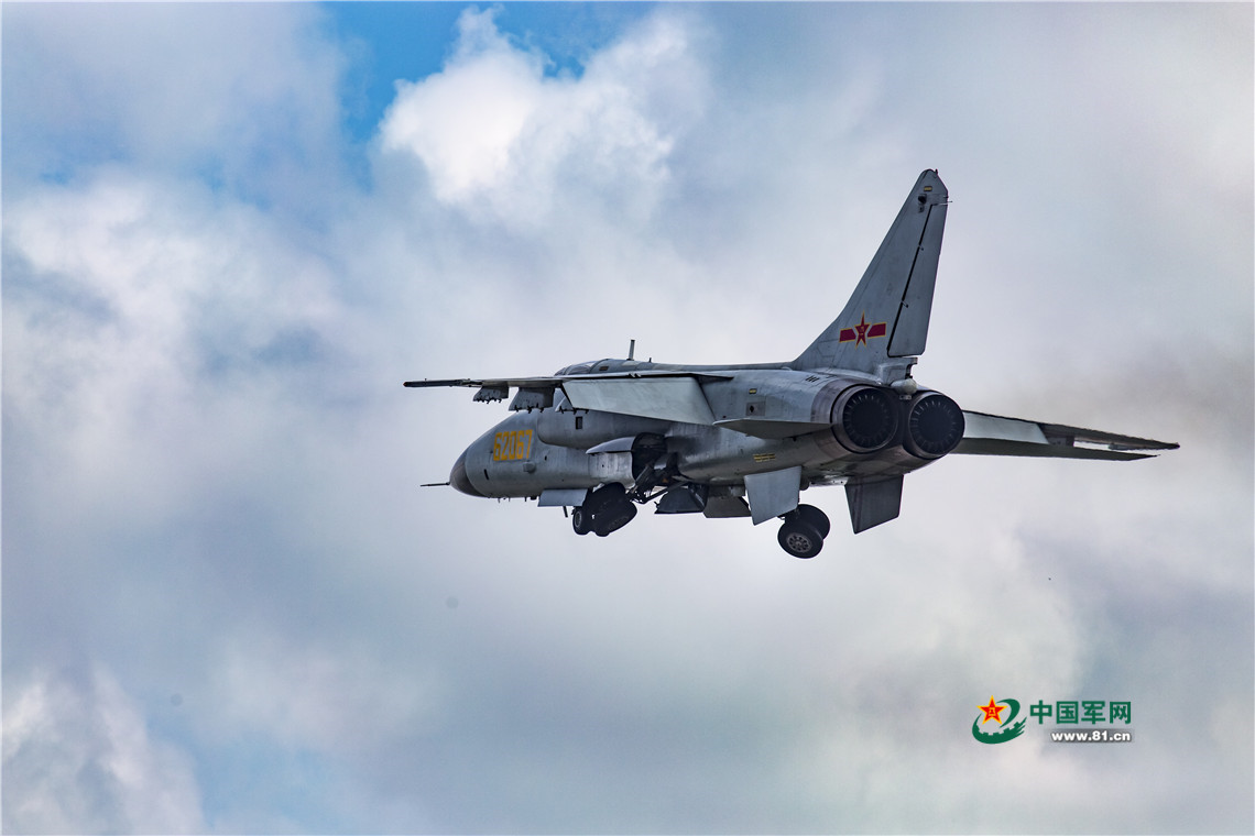 “飛豹”戰機沖向雲海。孫振東攝影