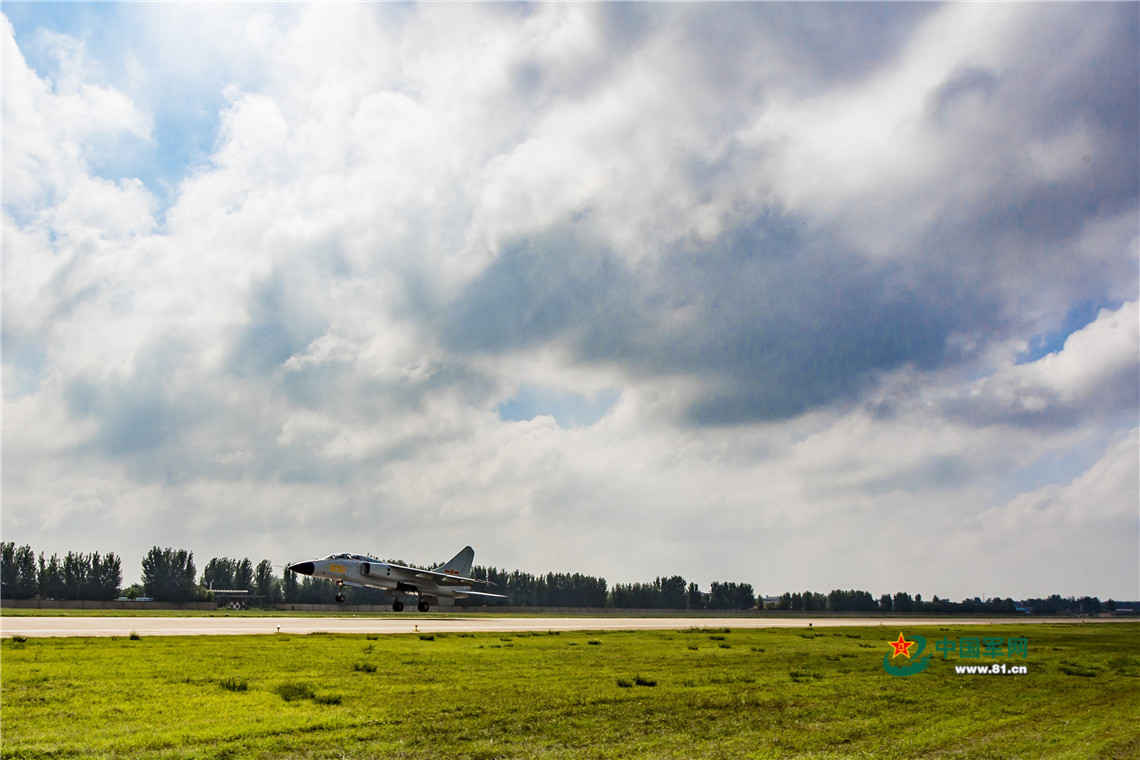 “飛豹”戰機起飛。孫振東攝影