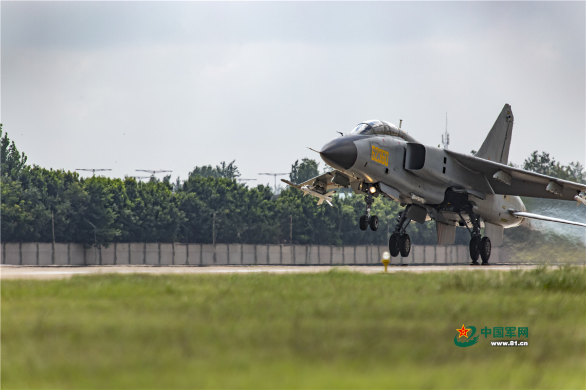 “飛豹”戰機完成任務歸來。孫振東攝影