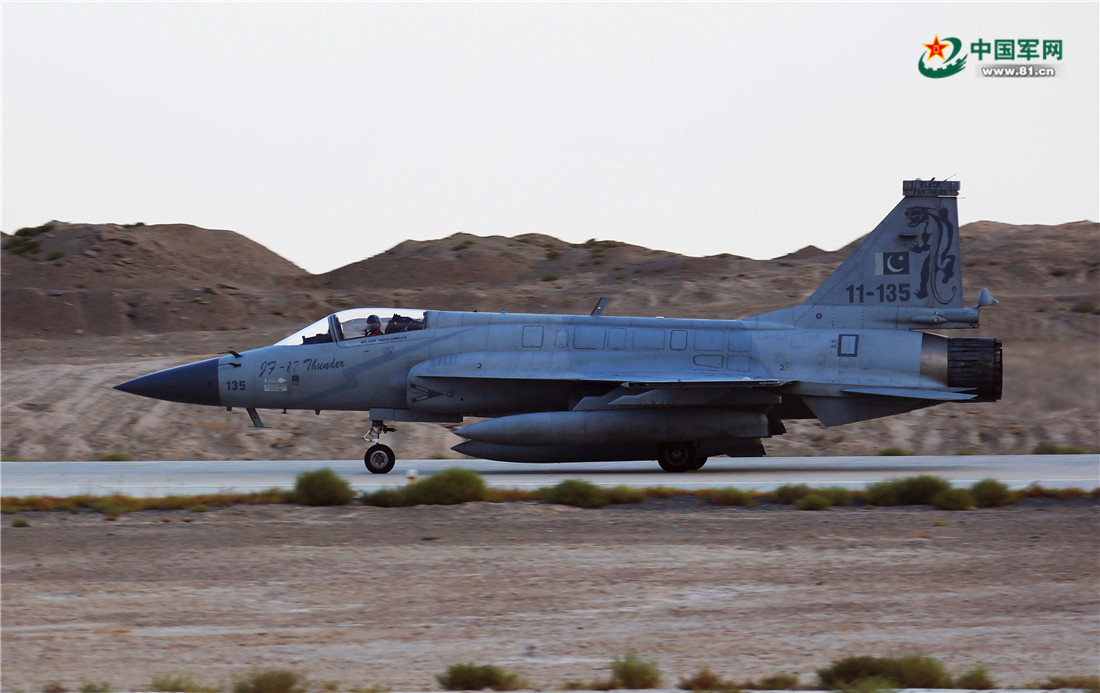 9月7日，參加中巴空軍“雄鷹-Ⅵ”多兵（機）種聯合訓練的巴基斯坦空軍梟龍戰機到達中國空軍某機場。劉暢 攝