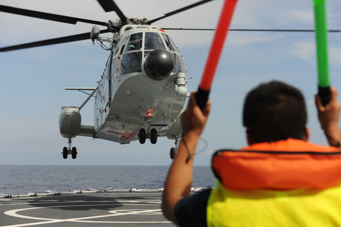 我海軍救護直升機首次在地中海演練跨晝夜飛行