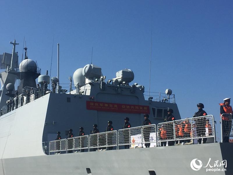 參加中俄“海上聯合—2017”第二階段演習的中國海軍參演編隊抵達俄羅斯符拉迪沃斯托克，俄海軍在碼頭舉行了隆重歡迎儀式。楊成攝