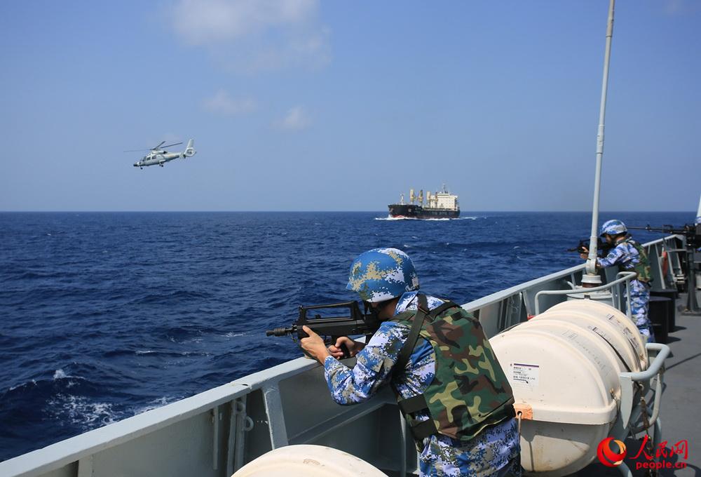 “海盜”難纏 海軍護航編隊演練武力營救遭劫船隻