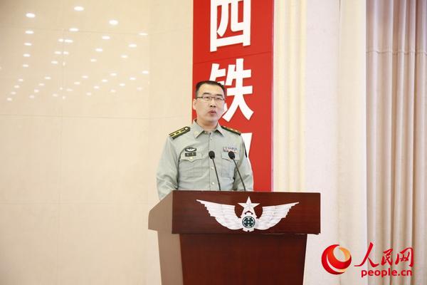 第74集團軍某旅政治工作部主任霍銳作報告。謝東萌攝