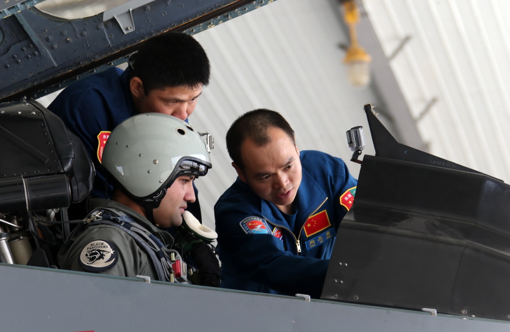 巴方飛行員登上中方先進三代戰機，對中方飛機性能充滿興趣，9月14日，中方飛行員耐心為其介紹。（劉暢 攝）