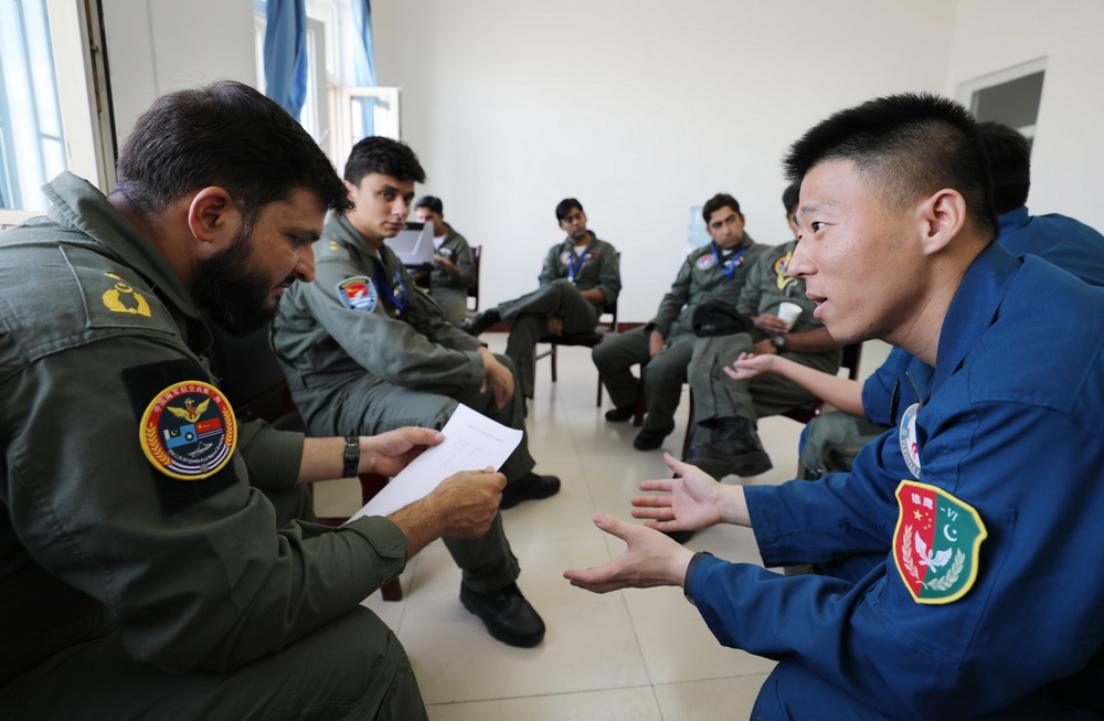 9月20日，在中巴兩國飛行員交流過程中，中方飛行員與巴方飛行員交流十分順暢。（劉應華 攝）