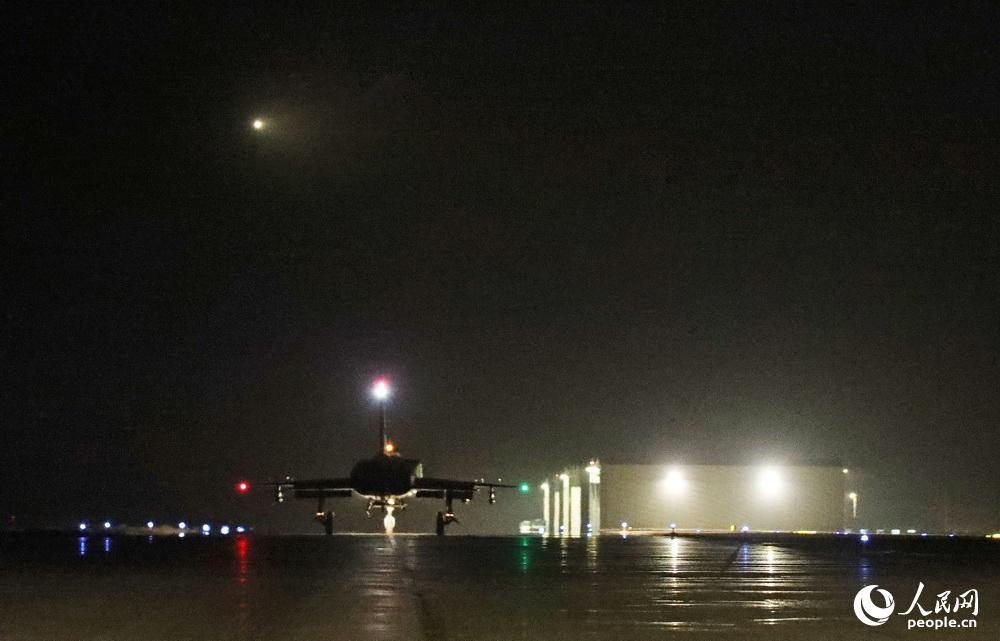 戰至暗夜，雙方飛機陸續返航，喧鬧的機場也漸漸平靜下來。（劉應華 攝）
