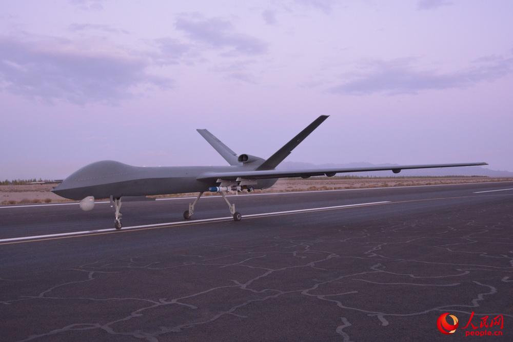 “彩虹-5”無人機攜帶8AR-1導彈准備進行打靶試驗。谷鳳豪 攝影