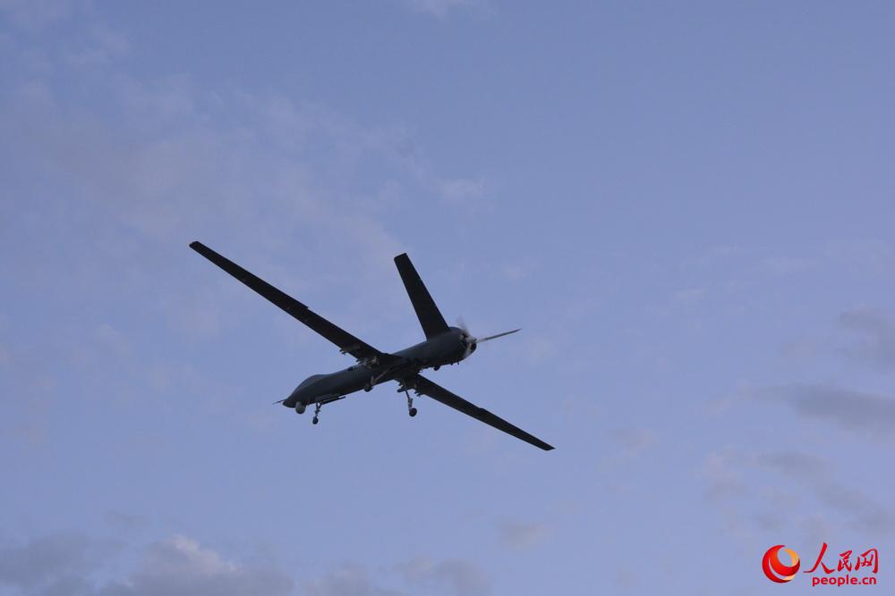 飛行中的“彩虹-5”無人機。谷鳳豪 攝影