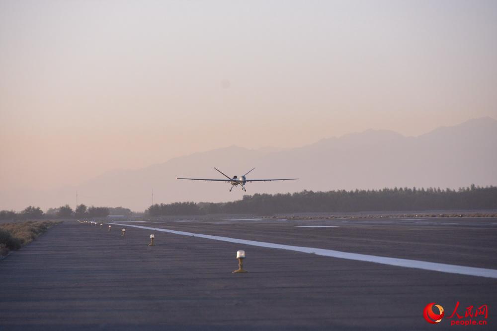 “彩虹-5”無人機准備降落跑道。谷鳳豪 攝影