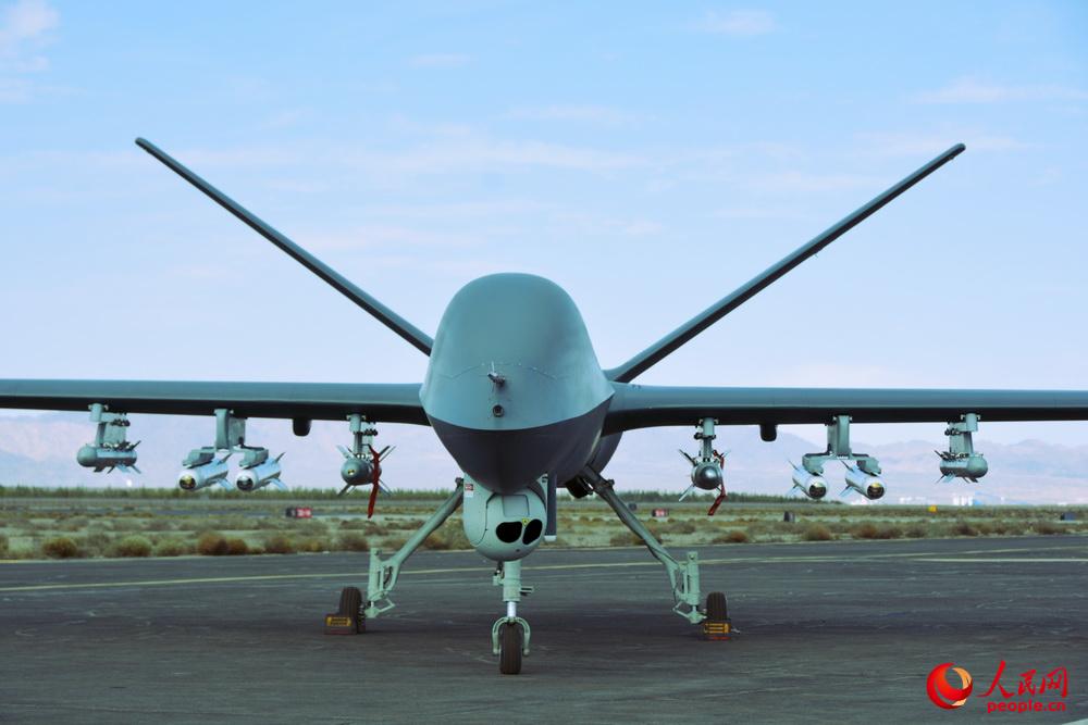 “彩虹-5”無人機挂載8枚導彈准備進行試驗。谷鳳豪 攝影