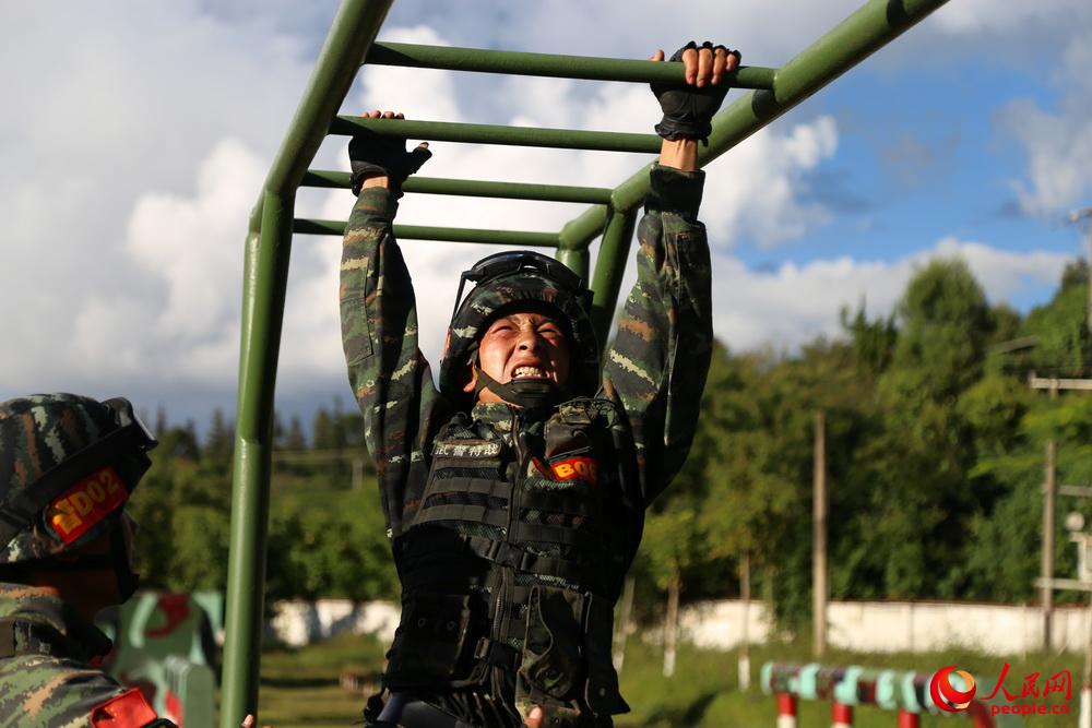特戰隊員通過障礙訓練。