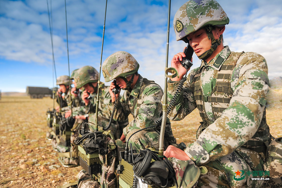 組織開展通信指揮訓練，錘煉官兵戰場通信保障能力。