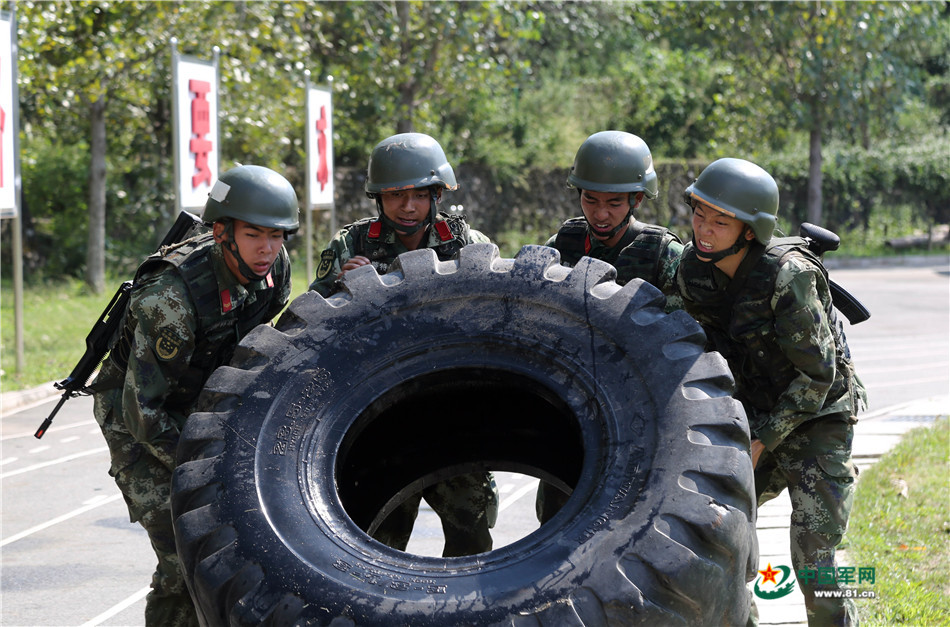 武警四川省总队凉山支队特战队员进行翻轮胎训练。李结义 摄