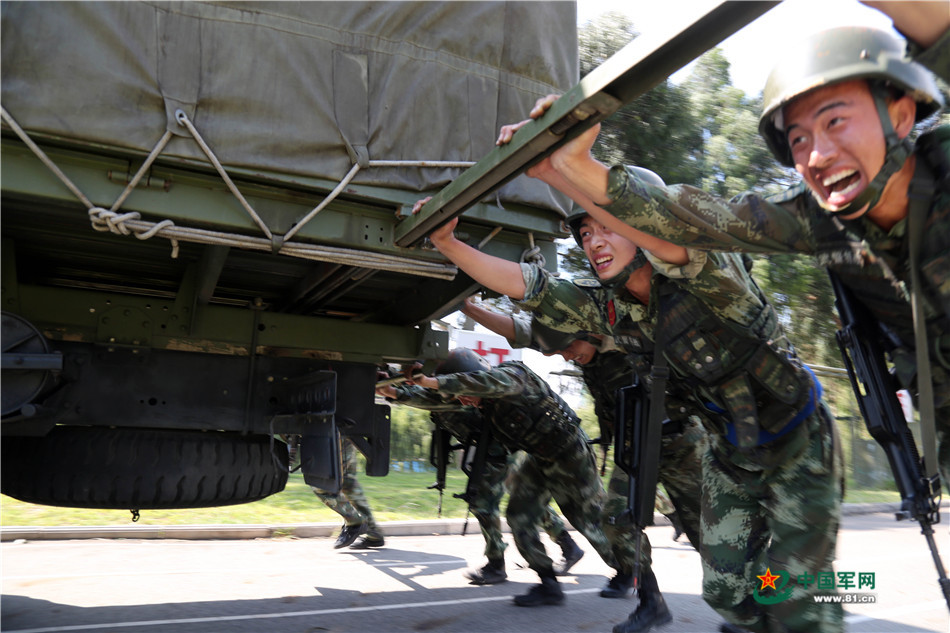 武警四川省总队凉山支队特战队员进行推卡车训练。李结义 摄