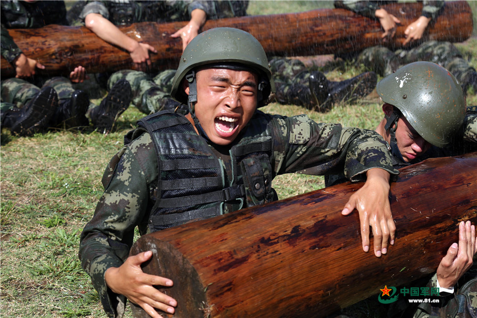 武警四川省总队凉山支队特战队员进行极限体能训练。李结义 摄