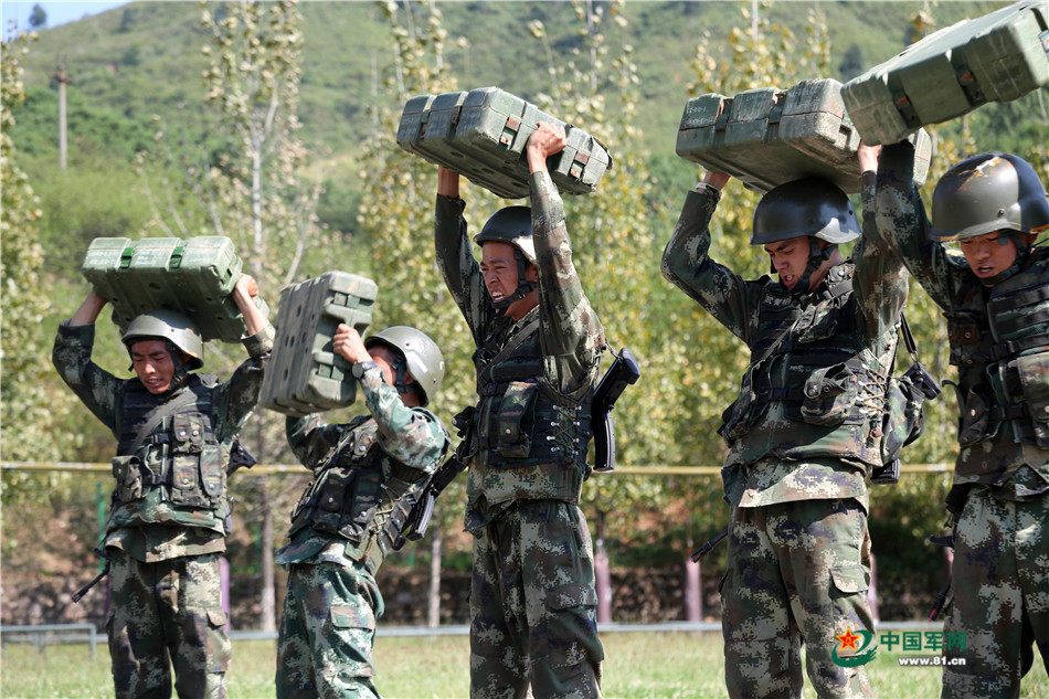 武警四川省总队凉山支队特战队员进行举子弹箱训练。李结义 摄