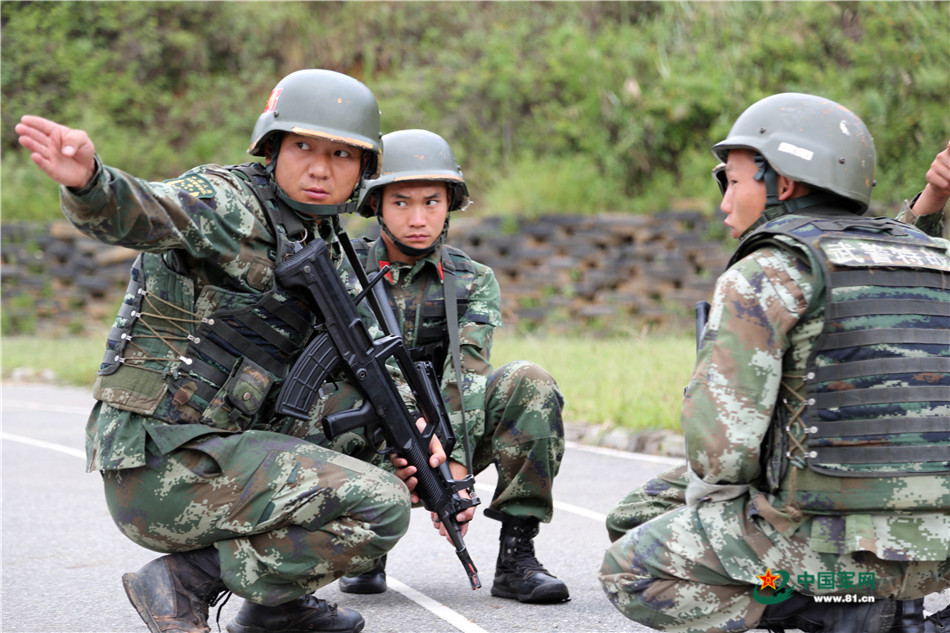 武警四川省总队凉山支队特战队员正在探讨战法。李结义 摄