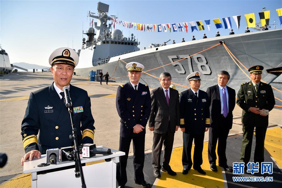 10月15日，中國海軍第二十六批護航編隊指揮員王仲才（左一）在法國南部土倫軍港舉行的歡迎儀式上發表講話。