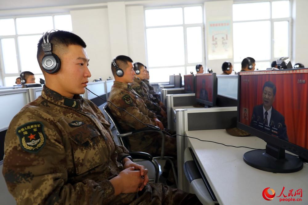 陸軍第78集團軍某防空旅官兵收聽收看十九大開幕式。張鞭攝