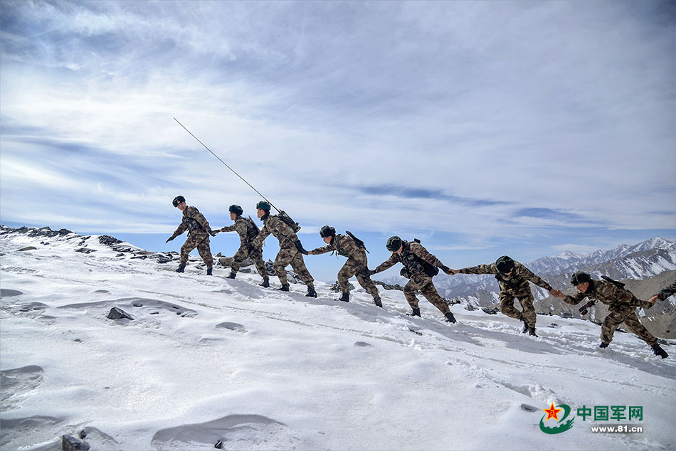 10月25日，巡邏分隊頂風踏雪，向執勤點位艱難前行。