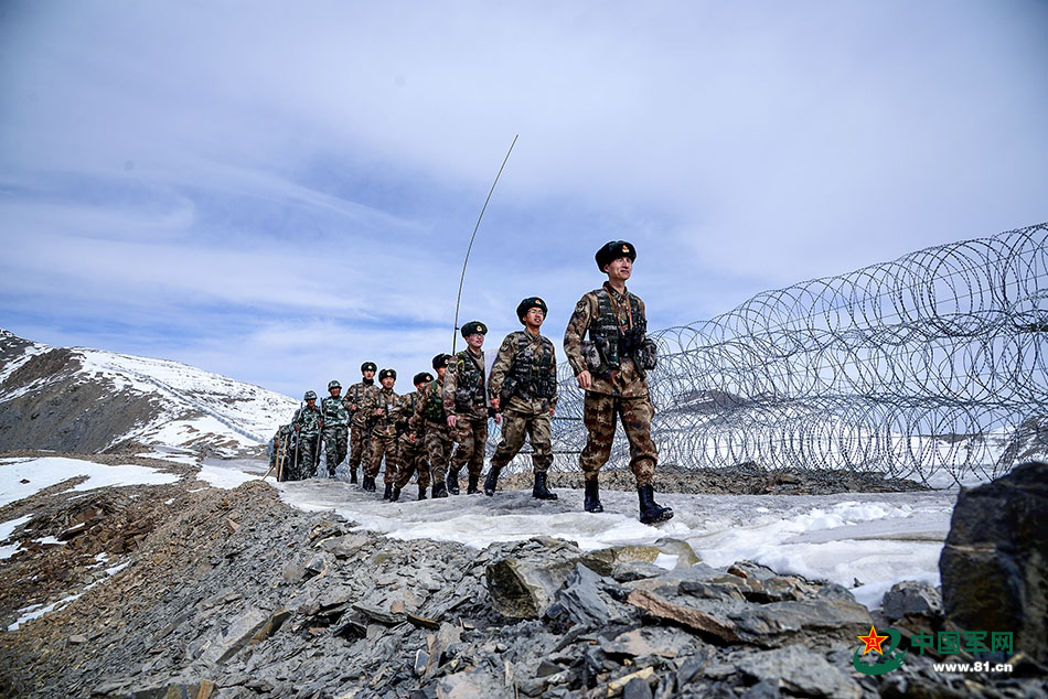 官兵對邊境線實施巡邏。
