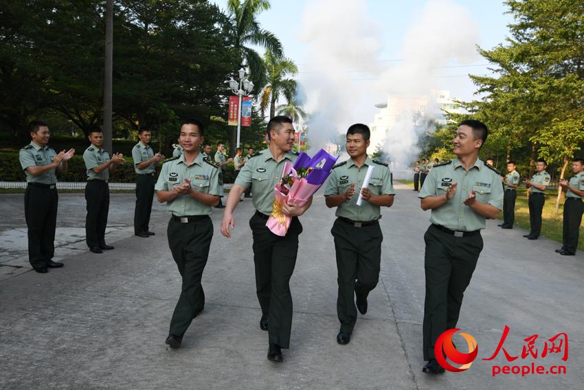 王銳返回營區，收到全旅官兵熱烈歡迎。