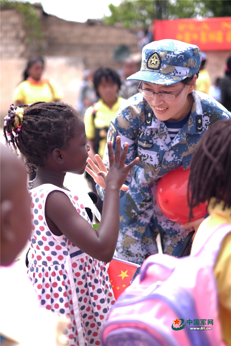 11月9日，在馬普托殘障人學校，中國海軍和平方舟醫院船護士王小鳳與孩子們親切交流互動。江山 攝