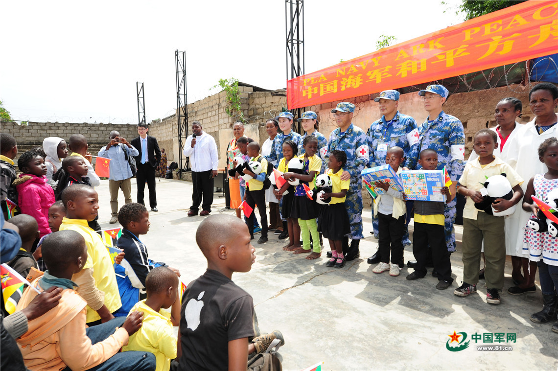 11月9日，在馬普托殘障人學校，中國海軍和平方舟醫院船醫護人員向孩子們贈送大熊貓玩具和學習用具。江山 攝