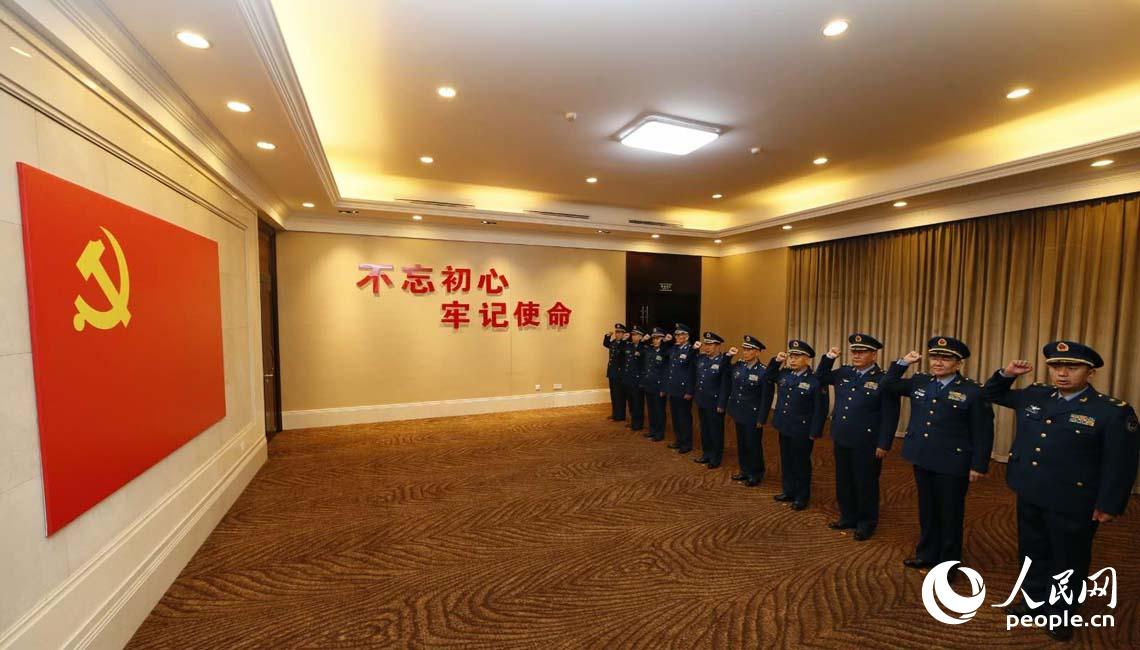 空軍在京舉行向英雄紀念牆敬獻花籃儀式【8】