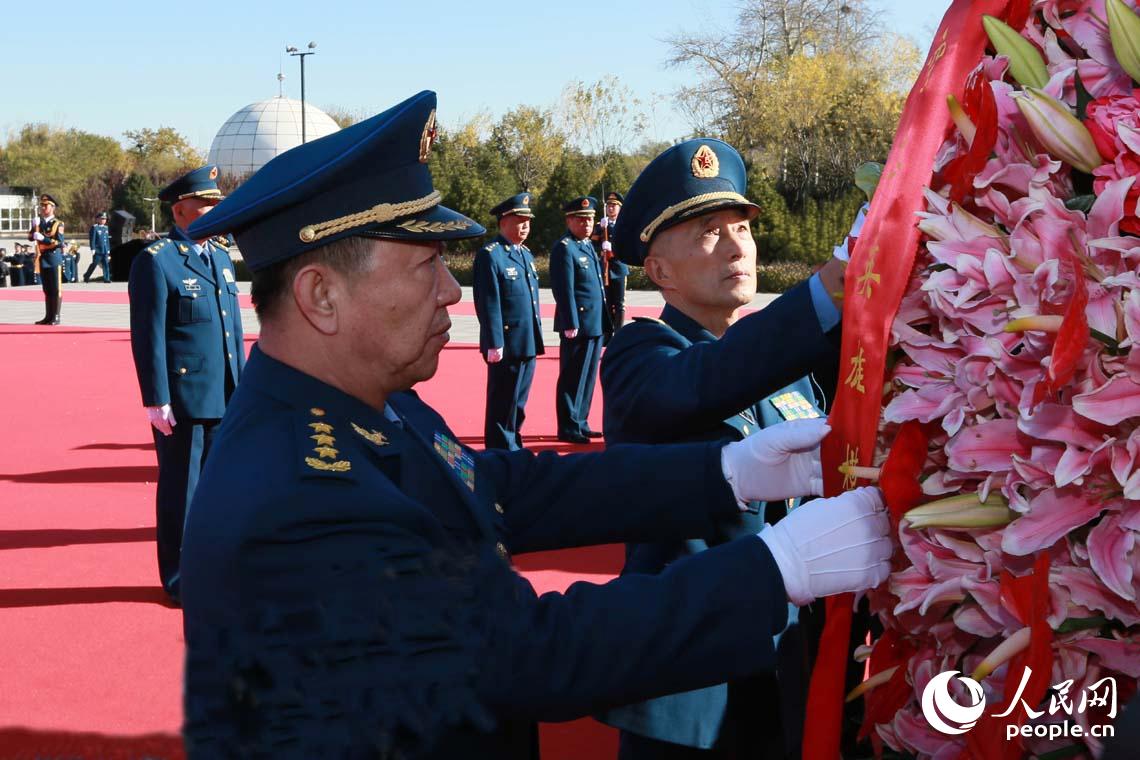空軍在京舉行向英雄紀念牆敬獻花籃儀式【3】