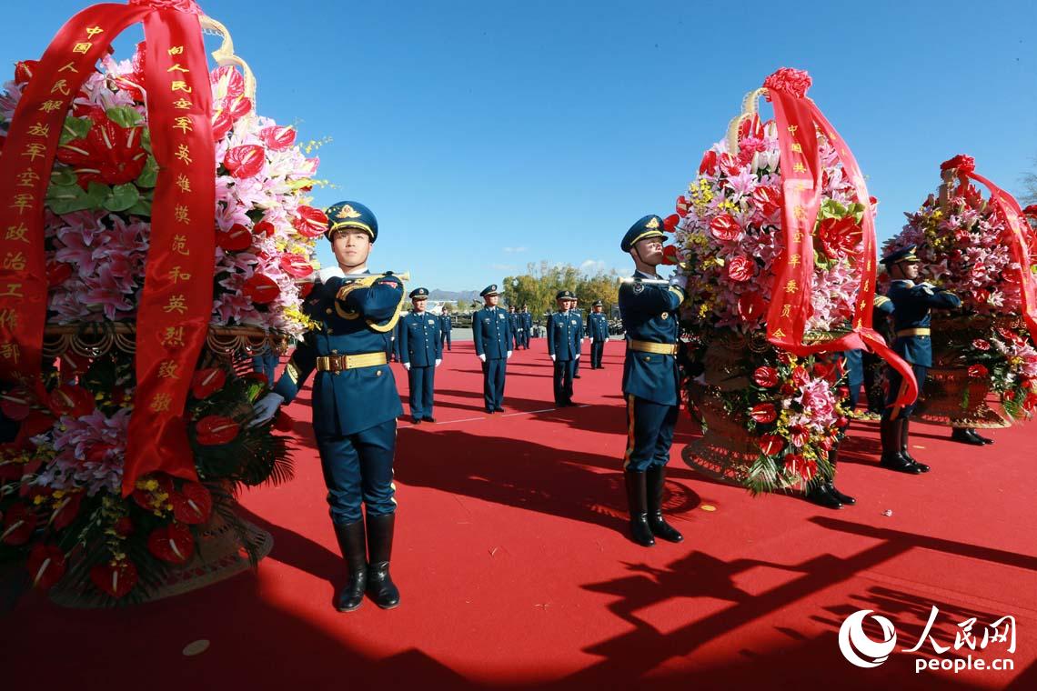 空軍在京舉行向英雄紀念牆敬獻花籃儀式【4】