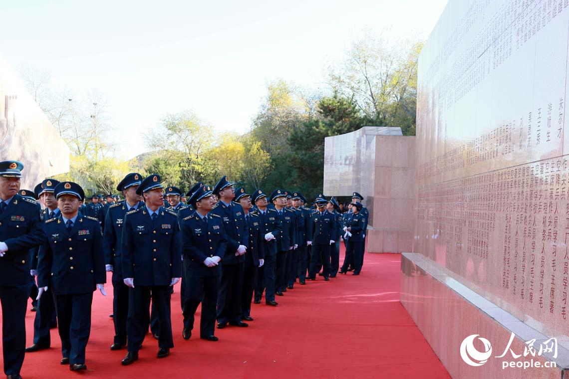 空軍在京舉行向英雄紀念牆敬獻花籃儀式【5】