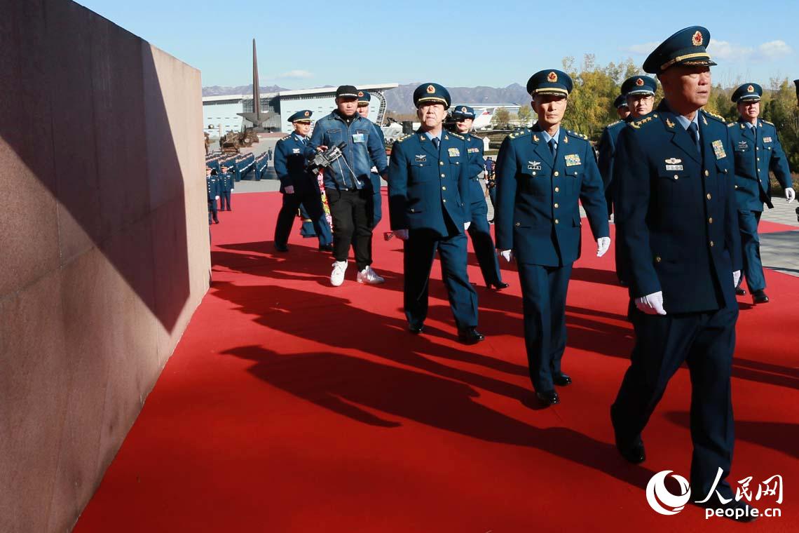空軍在京舉行向英雄紀念牆敬獻花籃儀式【6】