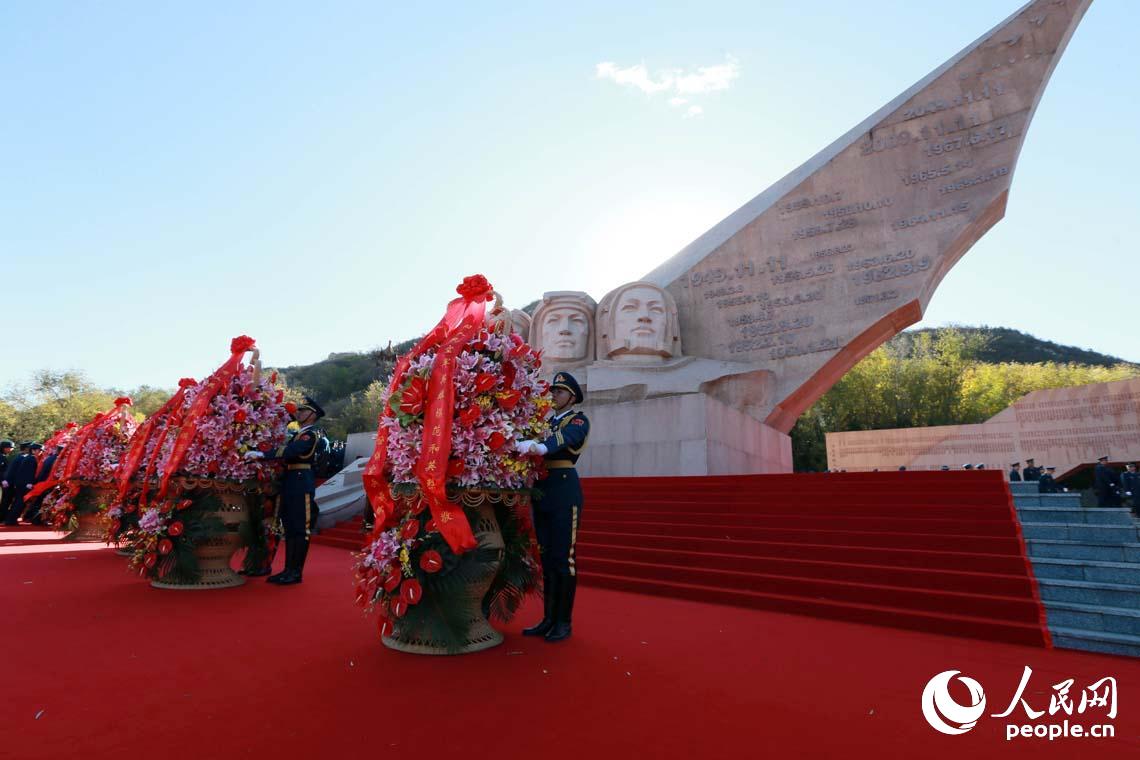 空軍在京舉行向英雄紀念牆敬獻花籃儀式