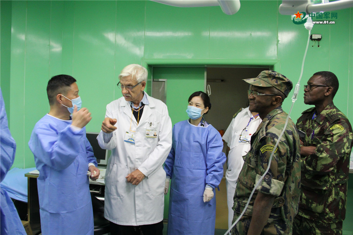 11月8日上午，和平方舟醫院船消化內科醫師施新崗（左）與馬普托軍事醫院專家討論患者瑪利亞·羅莎的治療方案。韓英男 攝