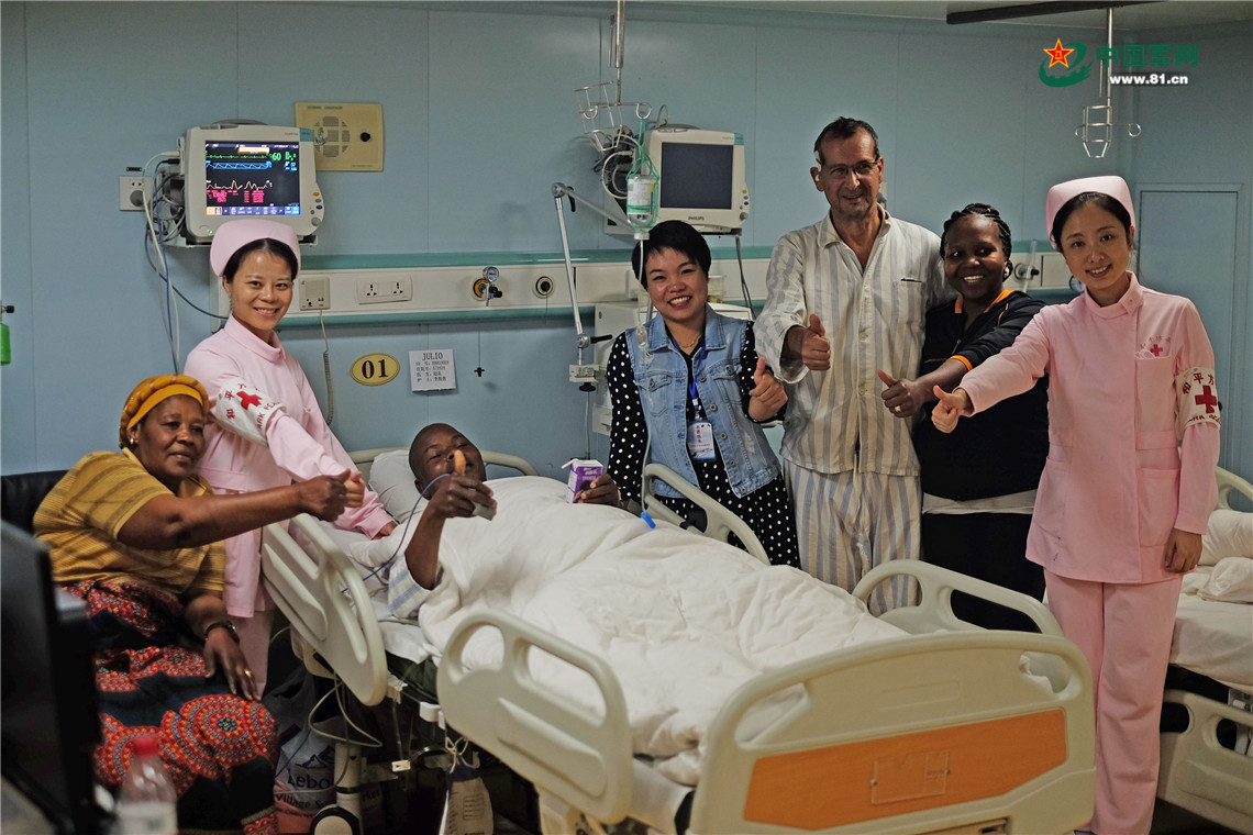 11月10日，術后恢復良好的安東尼奧（右三）、妻子（右二）以及病友點贊醫護人員，說希望這張照片能讓他兒子看見。江山 攝