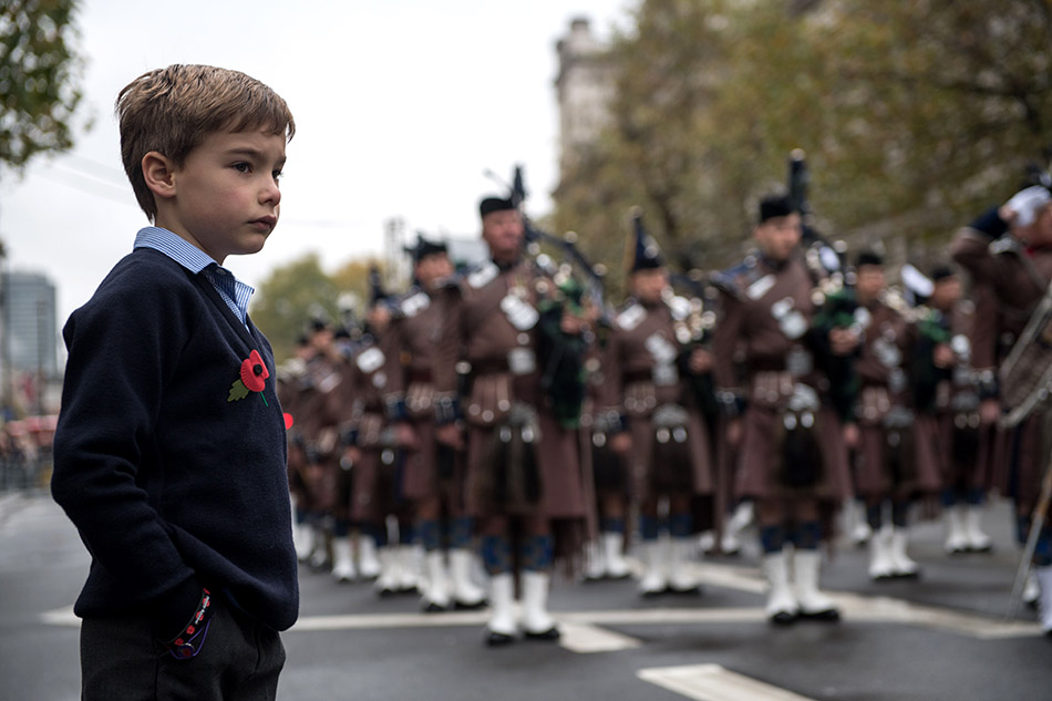 11月11日，一名兒童在英國倫敦觀看紀念一戰停戰活動。