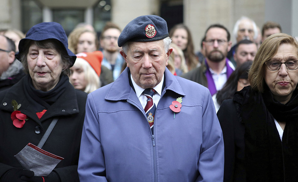 11月11日，人們在英國倫敦參加一戰停戰紀念活動時默哀。