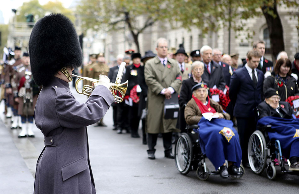 11月11日，人們在英國倫敦參加一戰停戰紀念活動。