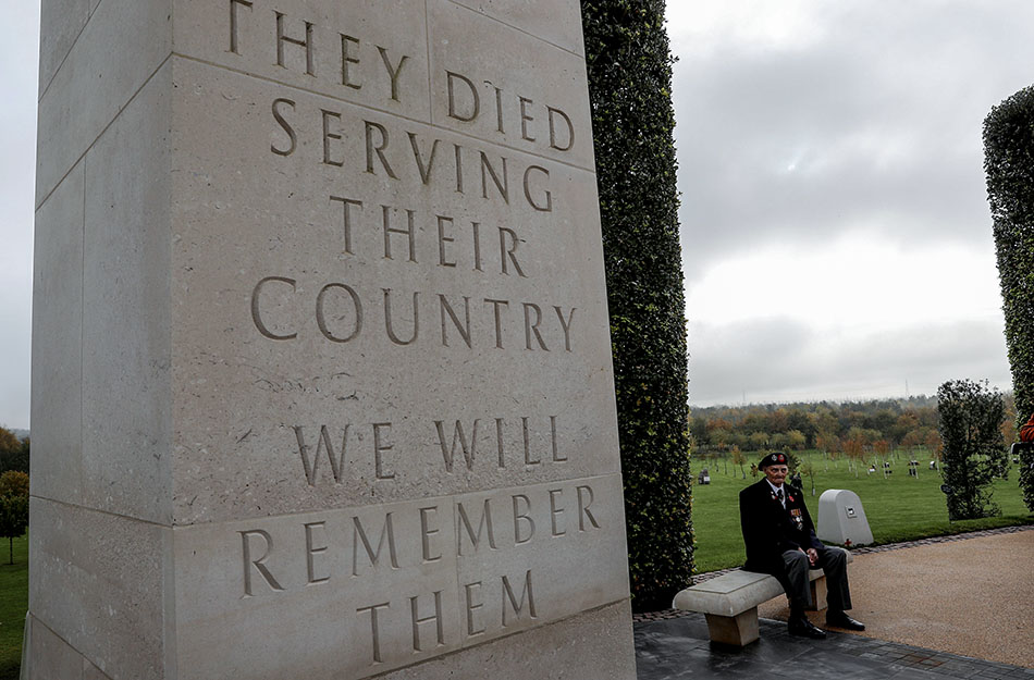 11月11日，一名老兵在英國奧爾勒斯等待參加一戰停戰紀念活動。